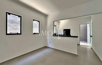 Imagem: A casa possui 4 Dormitórios, 3 Banheiros, 2 Vagas na garagem