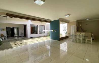 Imagem: A casa possui 4 Dormitórios, 4 Banheiros, 4 Vagas na garagem