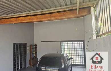 Imagem: A casa possui 4 Dormitórios, 2 Banheiros, 5 Vagas na garagem