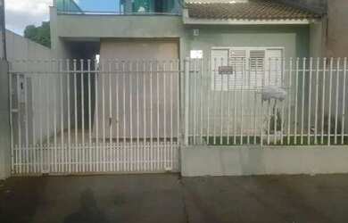 Imagem: A casa possui 3 Dormitórios, 2 Banheiros, 1 Vaga na garagem