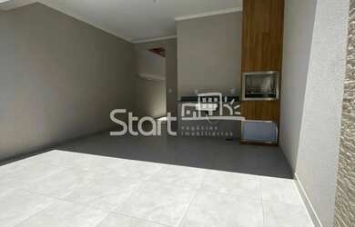 Imagem: A casa possui 2 Dormitórios, 2 Banheiros, 2 Vagas na garagem