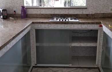 Imagem: A casa possui 1 Dormitório, 1 Banheiro, 2 Vagas na garagem