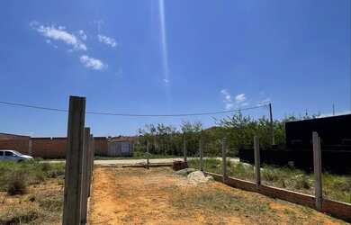 Imagem: A casa possui 1 Vaga na garagem e 160m² de Área e está localizado