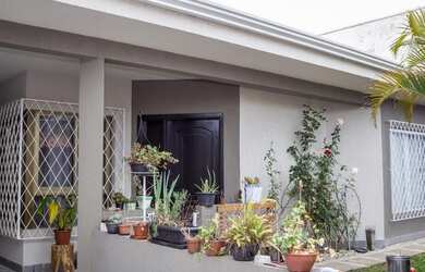 Imagem: A casa possui 4 Dormitórios, 4 Banheiros, 4 Vagas na garagem