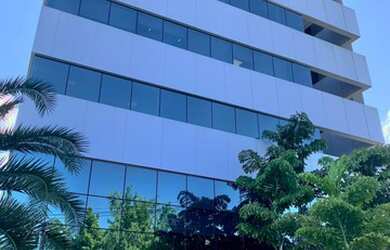 Imagem: O depósito possui 4 Vagas na garagem, 164m² de Área e está