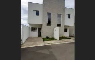 Imagem: A casa possui 3 Dormitórios, 3 Banheiros, 1 Vaga na garagem