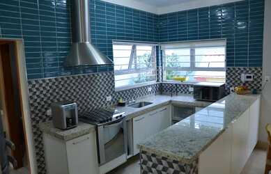 Imagem: A casa possui 3 Dormitórios, 4 Banheiros, 2 Vagas na garagem