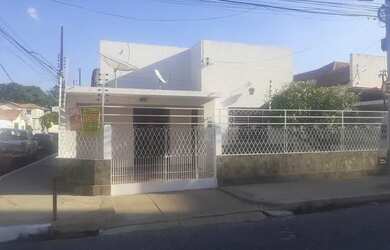 Imagem: A casa possui 5 Dormitórios, 3 Banheiros, 3 Vagas na garagem