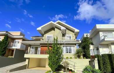 Imagem: A casa possui 4 Dormitórios, 5 Banheiros, 2 Vagas na garagem