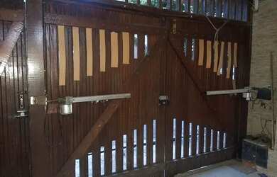 Imagem: A casa possui 3 Dormitórios, 2 Banheiros, 2 Vagas na garagem