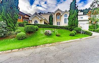 Imagem: A casa em condomínio possui 5 Dormitórios, 5 Banheiros, 3
