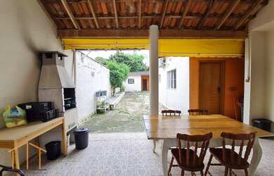 Imagem: A casa possui 3 Dormitórios, 2 Banheiros, 5 Vagas na garagem