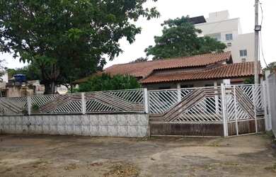 Imagem: A casa possui 3 Dormitórios, 4 Banheiros, 2 Vagas na garagem