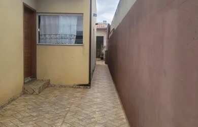 Imagem: A casa possui 3 Dormitórios, 2 Banheiros, 1 Vaga na garagem