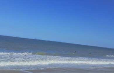 Imagem: A casa possui 2 Dormitórios, 4 Vagas na garagem e está localizado