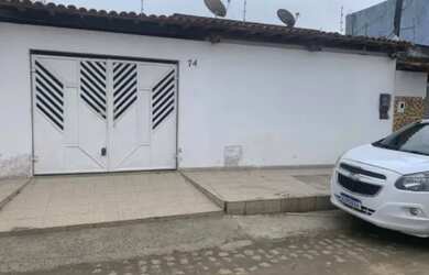 Imagem: A casa possui 4 Dormitórios, 3 Banheiros, 1 Vaga na garagem
