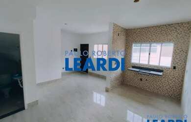 Imagem: A casa possui 2 Dormitórios, 1 Banheiro, 2 Vagas na garagem