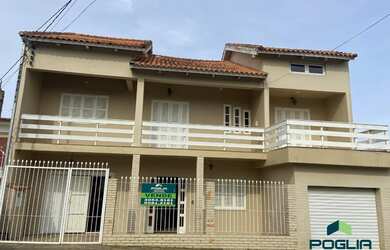 Imagem: A casa possui 5 Dormitórios, 2 Banheiros, 2 Vagas na garagem