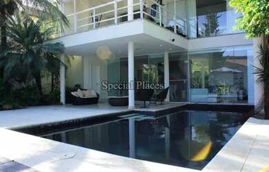 Imagem: A casa em condomínio possui 4 Dormitórios, 5 Banheiros, 2