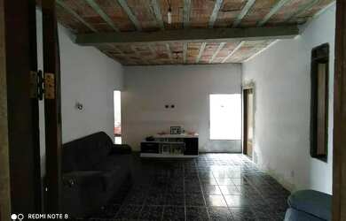 Imagem: A casa possui 3 Dormitórios, 2 Banheiros, 2 Vagas na garagem