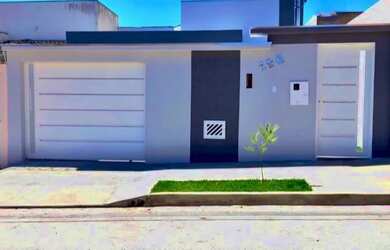 Imagem: A casa possui 3 Dormitórios, 2 Banheiros, 2 Vagas na garagem