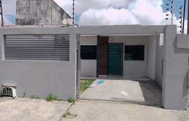 Imagem: A casa possui 2 Dormitórios, 2 Banheiros, 2 Vagas na garagem