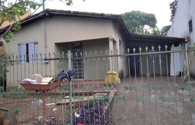 Imagem: A casa à venda possui 2 Dormitórios, 1 Banheiro, 1 Vaga na