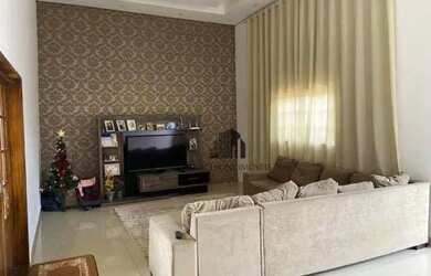 Imagem: A casa possui 4 Dormitórios, 3 Banheiros, 2 Vagas na garagem