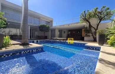 Imagem: A casa possui 4 Dormitórios, 5 Banheiros, 4 Vagas na garagem