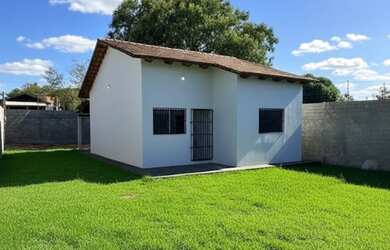 Imagem: A casa possui 2 Dormitórios, 1 Banheiro e está localizado