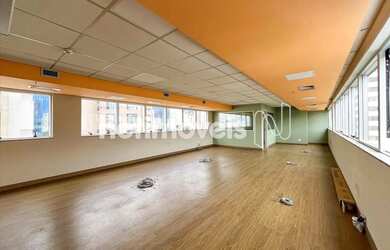 Imagem: O depósito possui 5 Vagas na garagem, 328m² de Área e está