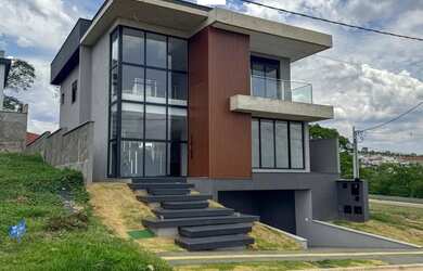 Imagem: A casa possui 3 Dormitórios, 4 Banheiros, 4 Vagas na garagem