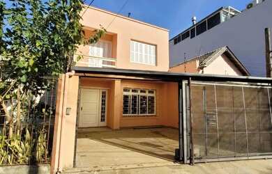 Imagem: A casa possui 4 Dormitórios, 3 Banheiros, 2 Vagas na garagem