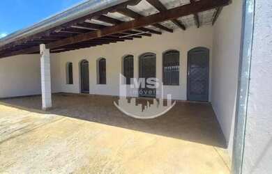 Imagem: A casa possui 3 Dormitórios, 3 Banheiros, 4 Vagas na garagem