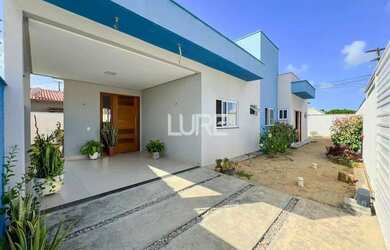 Imagem: A casa possui 3 Dormitórios, 3 Banheiros, 2 Vagas na garagem