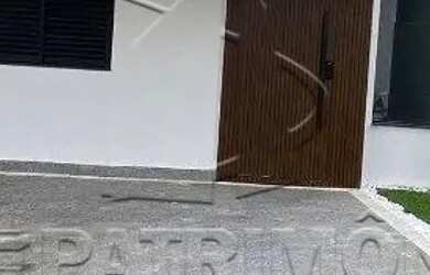 Imagem: A casa em condomínio possui 3 Dormitórios, 1 Banheiro, 2 Vagas