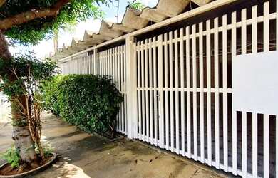 Imagem: A casa possui 3 Dormitórios, 4 Banheiros, 2 Vagas na garagem