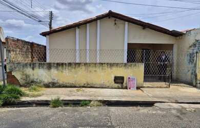 Imagem: A casa possui 3 Dormitórios, 1 Banheiro, 1 Vaga na garagem