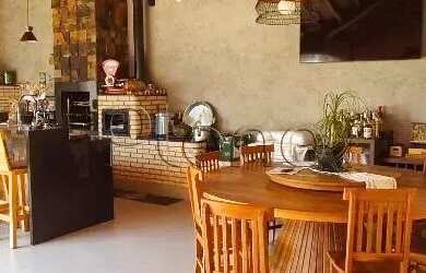 Imagem: A casa possui 3 Dormitórios, 2 Banheiros, 5 Vagas na garagem