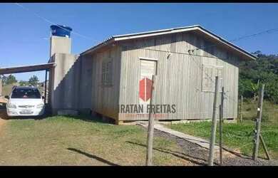 Imagem: A casa possui 2 Dormitórios, 1 Banheiro, 1 Vaga na garagem