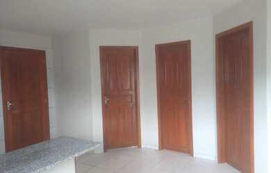 Imagem: A casa possui 2 Dormitórios, 1 Banheiro, 2 Vagas na garagem