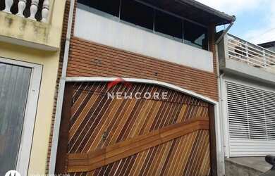 Imagem: A casa possui 3 Dormitórios, 3 Banheiros, 2 Vagas na garagem