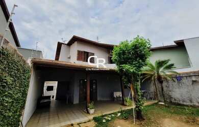 Imagem: A casa possui 3 Dormitórios, 2 Banheiros, 4 Vagas na garagem