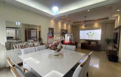 Imagem: A casa possui 3 Dormitórios, 2 Banheiros, 2 Vagas na garagem