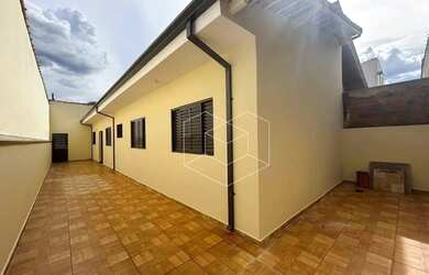 Imagem: A casa possui 3 Dormitórios, 1 Banheiro, 1 Vaga na garagem