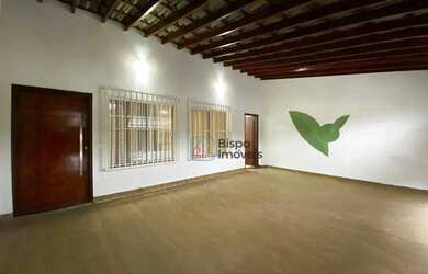 Imagem: A casa possui 3 Dormitórios, 1 Banheiro, 2 Vagas na garagem