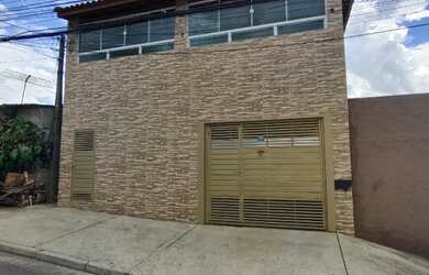 Imagem: A casa possui 2 Dormitórios, 1 Banheiro, 1 Vaga na garagem