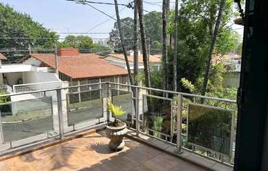 Imagem: A casa possui 4 Dormitórios, 3 Banheiros, 4 Vagas na garagem