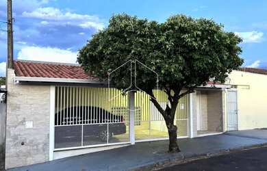 Imagem: A casa à venda possui 3 Dormitórios, 1 Banheiro, 1 Vaga na