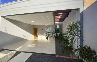 Imagem: A casa possui 3 Dormitórios, 2 Banheiros, 3 Vagas na garagem